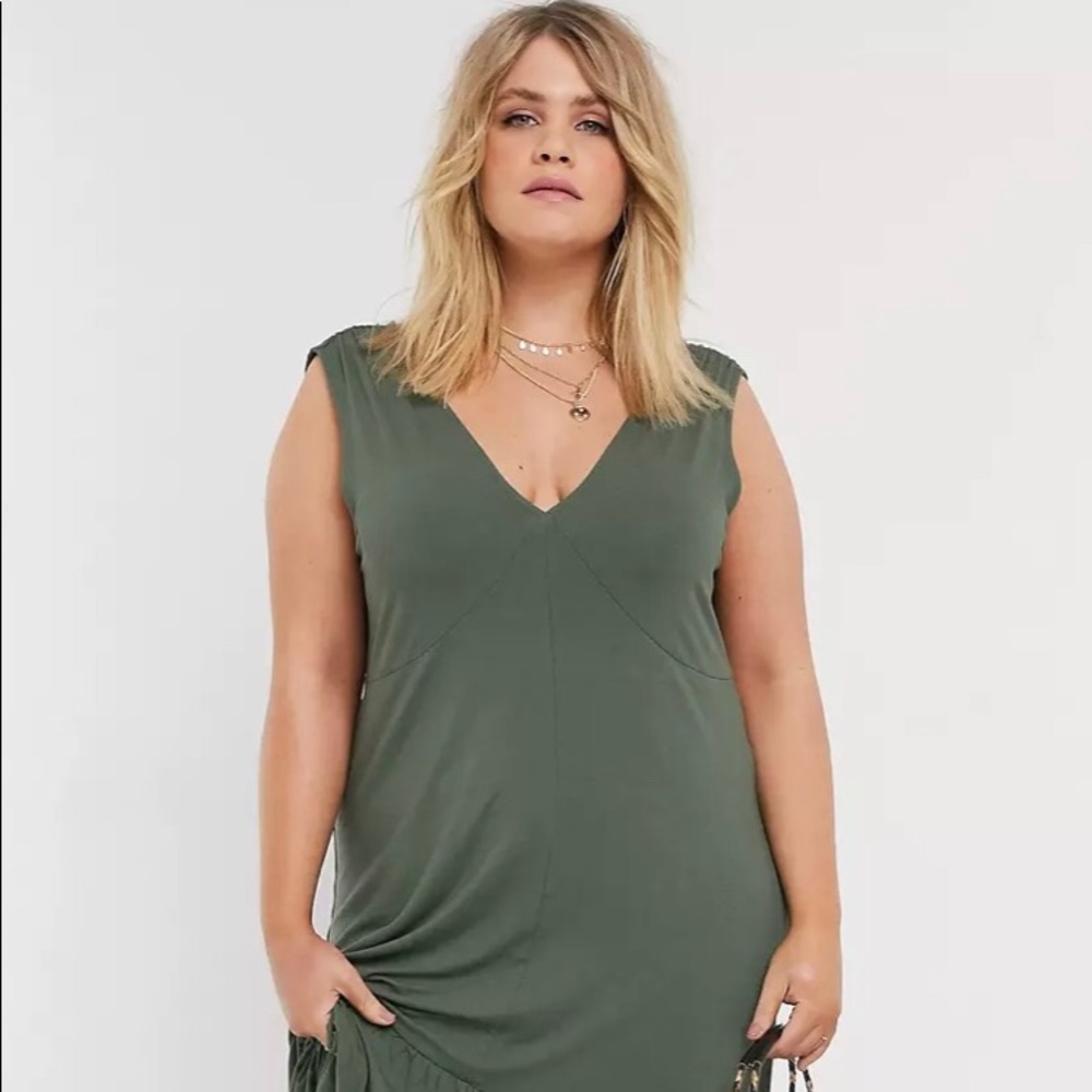 ASOS DESIGN Curve V-neck Maxi dress with full pep hem